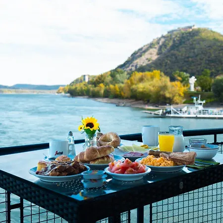 Aquamarina Úszó hotel 3*