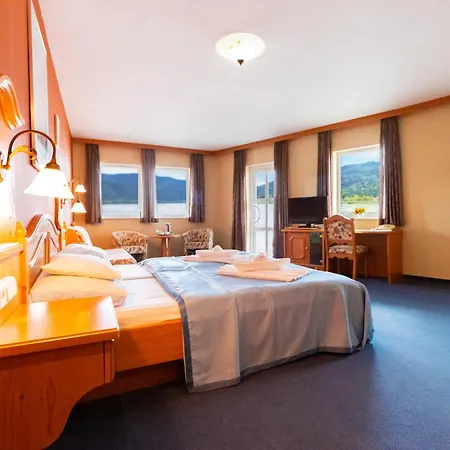 Aquamarina Úszó hotel 3*