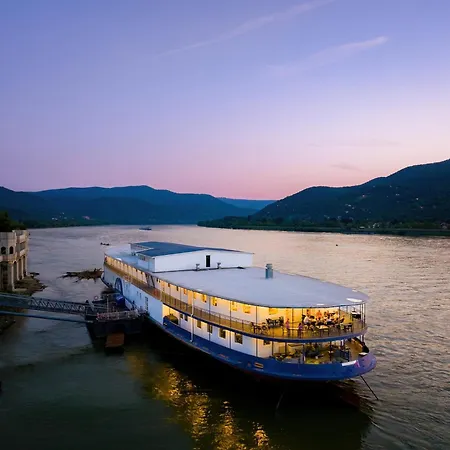 Úszó hotel Aquamarina