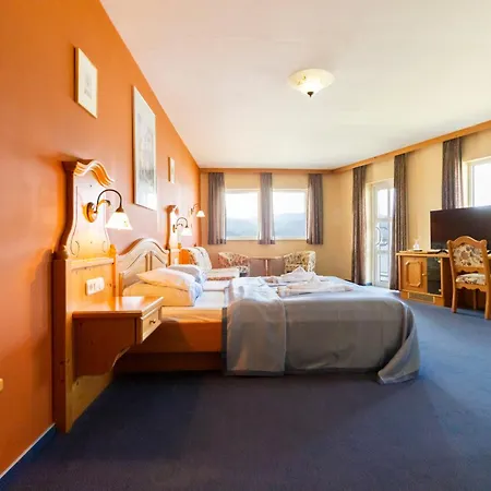 Aquamarina Úszó hotel