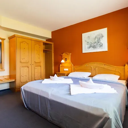 Aquamarina Úszó hotel