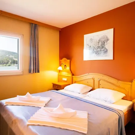 Aquamarina Úszó hotel
