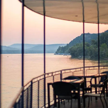 Aquamarina Úszó hotel 3*