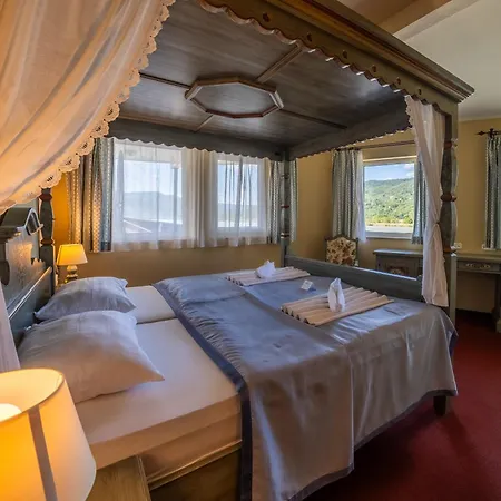 Aquamarina Úszó hotel