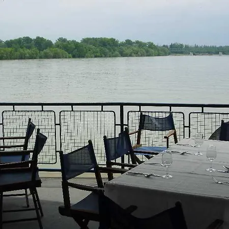 Aquamarina Úszó hotel Visegrád