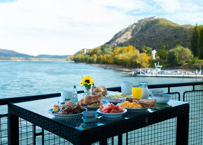 Aquamarina Úszó hotel 3*