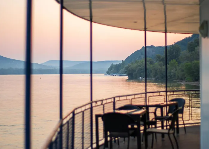 Aquamarina Úszó hotel 3*