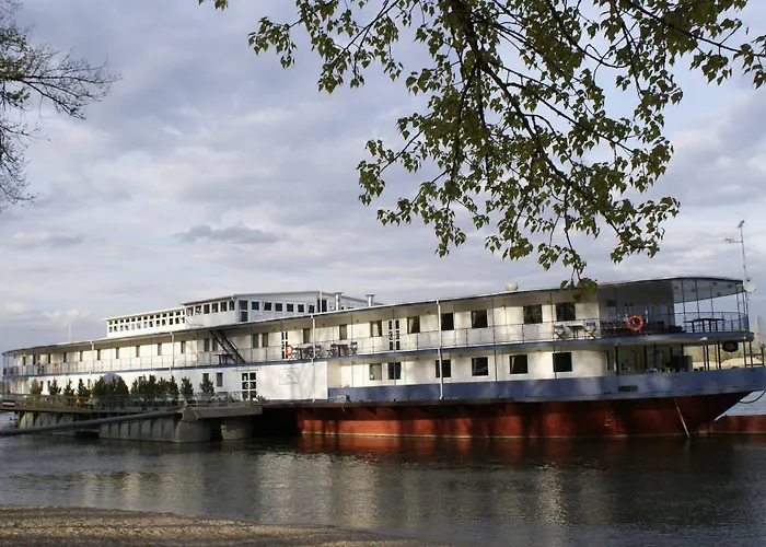 Úszó hotel Aquamarina 3*