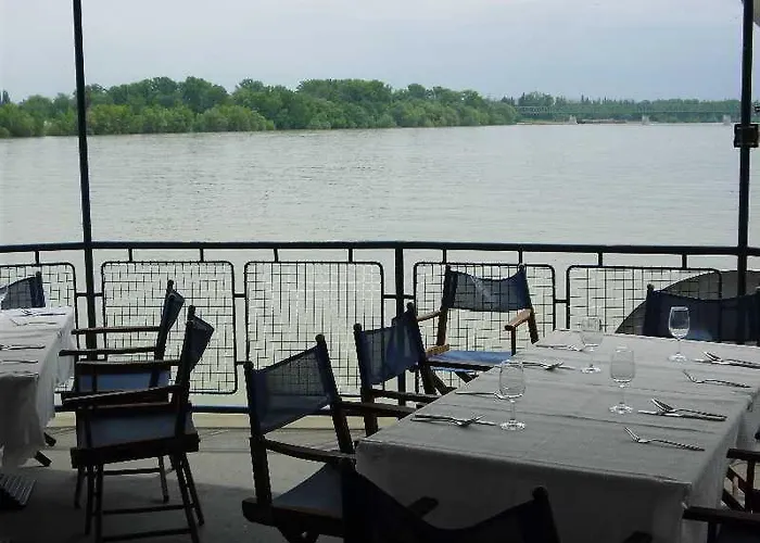 Aquamarina Úszó hotel Visegrád